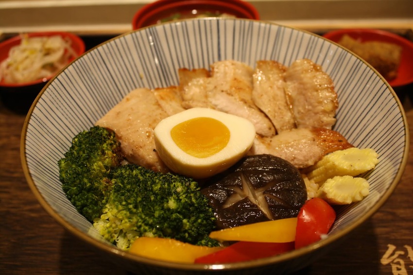 【蘆洲美食】熊賀燒肉丼飯-集賢路上平價丼飯推薦!還有免費湯品、飲料、小菜、甜點~