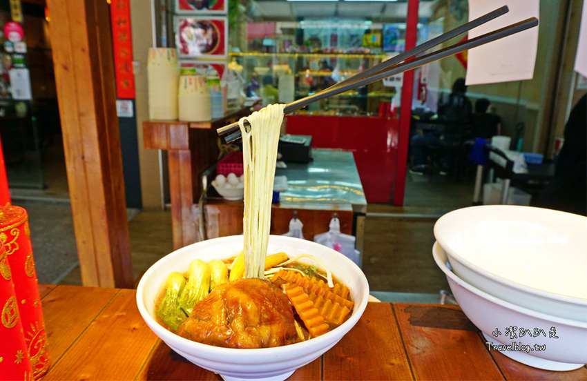 台中北屯》大塊紅燒牛肉麵 北平店~超浮誇厚切大塊滷牛腱，湯頭銷魂平價牛肉麵！ - 小潔趴趴走旅遊札記