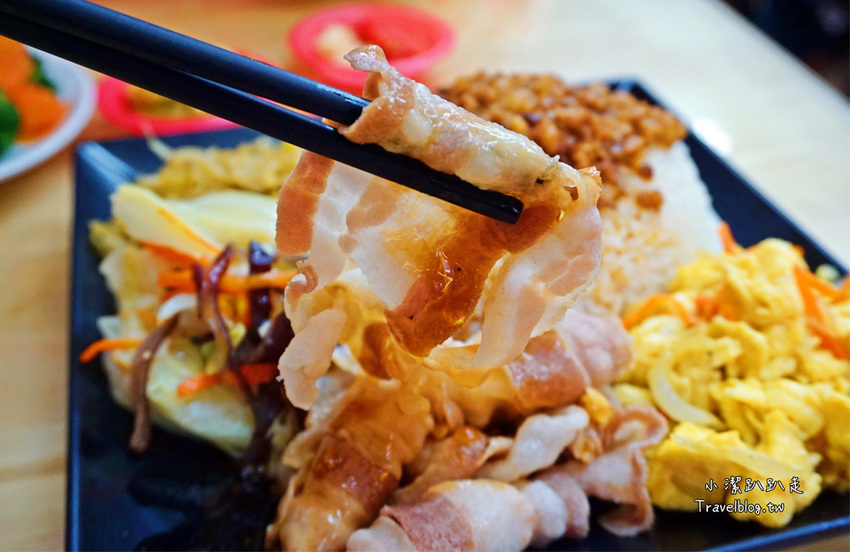 台中北屯》大塊紅燒牛肉麵 北平店~超浮誇厚切大塊滷牛腱，湯頭銷魂平價牛肉麵！ - 小潔趴趴走旅遊札記