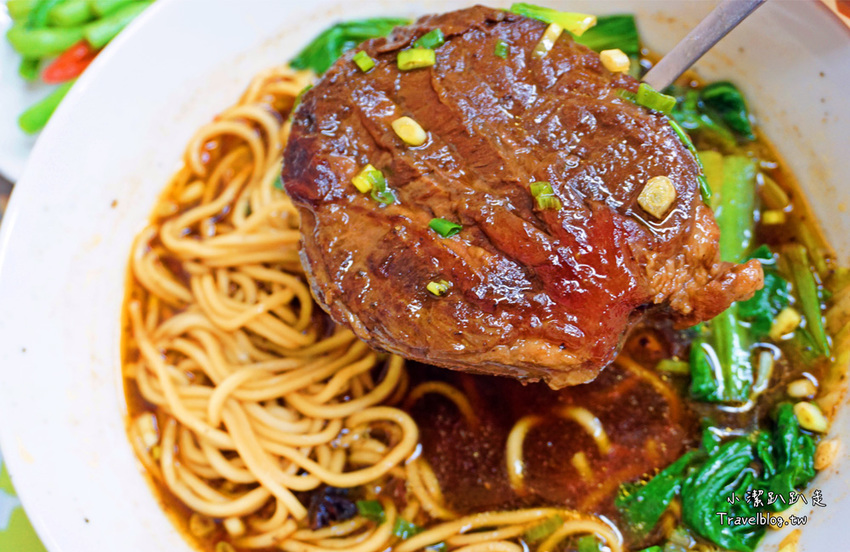 台中北屯》大塊紅燒牛肉麵 北平店~超浮誇厚切大塊滷牛腱，湯頭銷魂平價牛肉麵！ - 小潔趴趴走旅遊札記