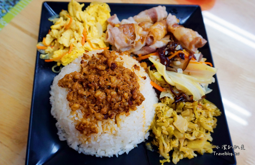 台中北屯》大塊紅燒牛肉麵 北平店~超浮誇厚切大塊滷牛腱，湯頭銷魂平價牛肉麵！ - 小潔趴趴走旅遊札記