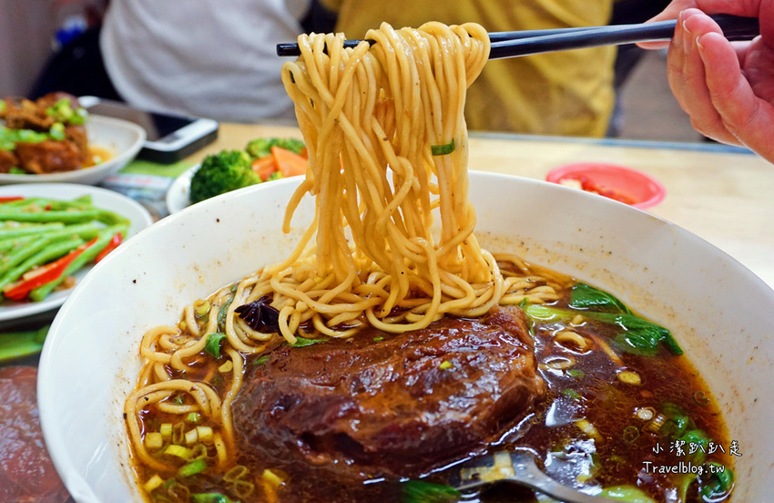 台中北屯》大塊紅燒牛肉麵 北平店~超浮誇厚切大塊滷牛腱，湯頭銷魂平價牛肉麵！ - 小潔趴趴走旅遊札記