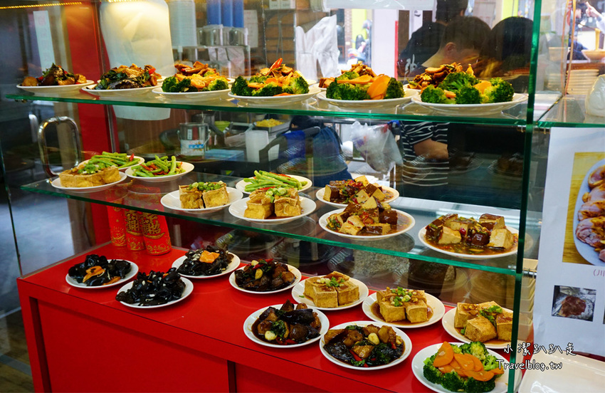 台中北屯》大塊紅燒牛肉麵 北平店~超浮誇厚切大塊滷牛腱，湯頭銷魂平價牛肉麵！ - 小潔趴趴走旅遊札記