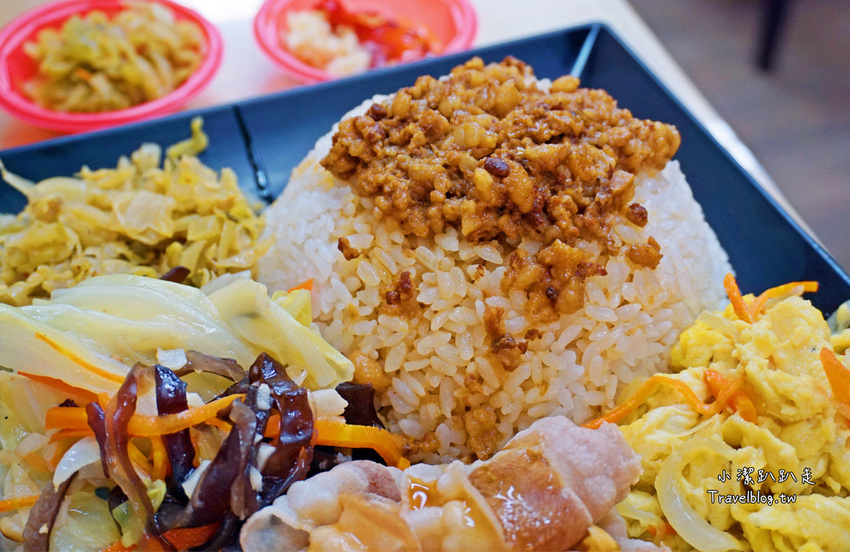 台中北屯》大塊紅燒牛肉麵 北平店~超浮誇厚切大塊滷牛腱，湯頭銷魂平價牛肉麵！ - 小潔趴趴走旅遊札記