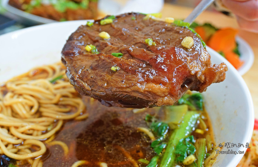 台中北屯》大塊紅燒牛肉麵 北平店~超浮誇厚切大塊滷牛腱，湯頭銷魂平價牛肉麵！ - 小潔趴趴走旅遊札記