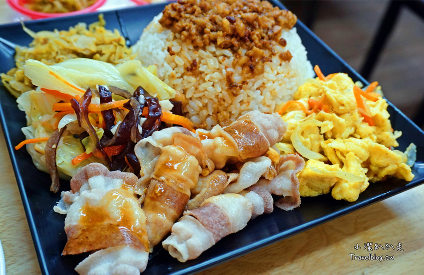 台中北屯》大塊紅燒牛肉麵 北平店~超浮誇厚切大塊滷牛腱，湯頭銷魂平價牛肉麵！ - 小潔趴趴走旅遊札記