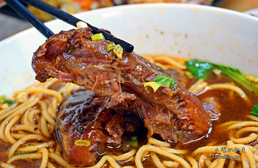 台中北屯》大塊紅燒牛肉麵 北平店~超浮誇厚切大塊滷牛腱，湯頭銷魂平價牛肉麵！ - 小潔趴趴走旅遊札記