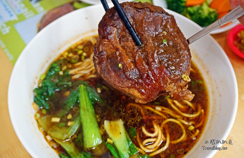 台中北屯》大塊紅燒牛肉麵 北平店~超浮誇厚切大塊滷牛腱，湯頭銷魂平價牛肉麵！ - 小潔趴趴走旅遊札記