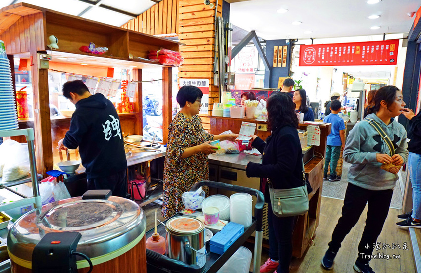 台中北屯》大塊紅燒牛肉麵 北平店~超浮誇厚切大塊滷牛腱，湯頭銷魂平價牛肉麵！ - 小潔趴趴走旅遊札記