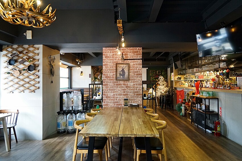 老饕帶你從早吃到晚,小資族聚餐新選擇!平價複合式餐酒館,多國料理美食,從早午餐一路吃到宵夜(近中國醫