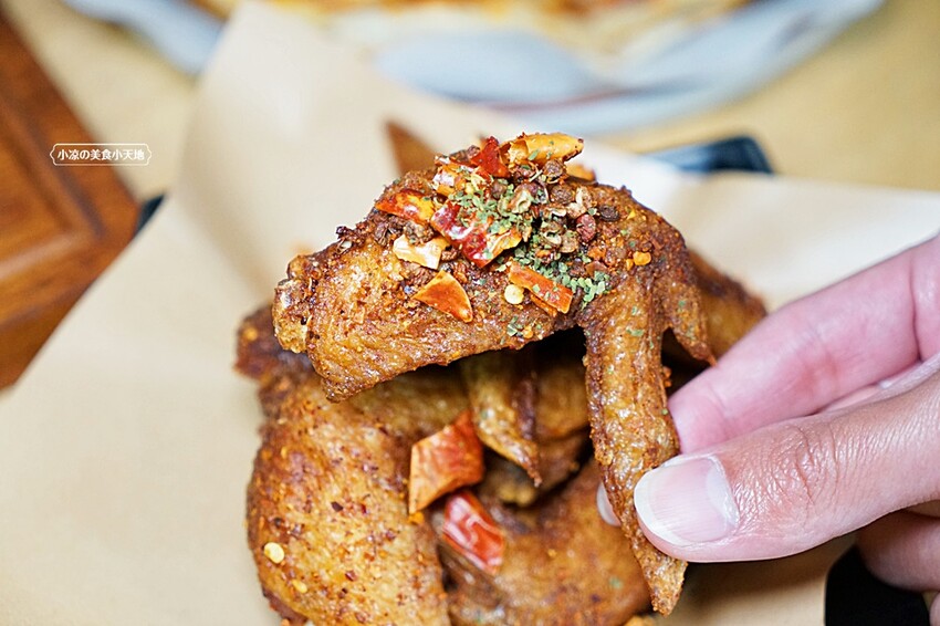 老饕帶你從早吃到晚,小資族聚餐新選擇!平價複合式餐酒館,多國料理美食,從早午餐一路吃到宵夜(近中國醫