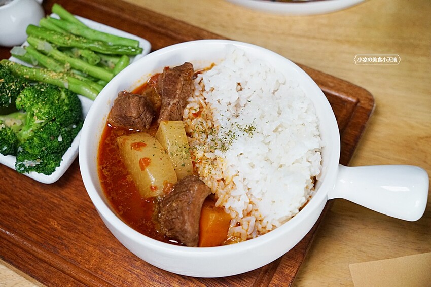 老饕帶你從早吃到晚,小資族聚餐新選擇!平價複合式餐酒館,多國料理美食,從早午餐一路吃到宵夜(近中國醫