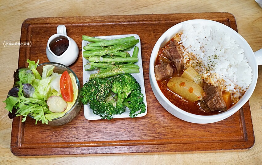 老饕帶你從早吃到晚,小資族聚餐新選擇!平價複合式餐酒館,多國料理美食,從早午餐一路吃到宵夜(近中國醫