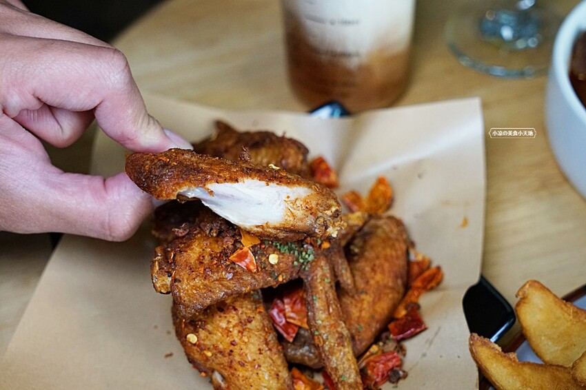 老饕帶你從早吃到晚,小資族聚餐新選擇!平價複合式餐酒館,多國料理美食,從早午餐一路吃到宵夜(近中國醫