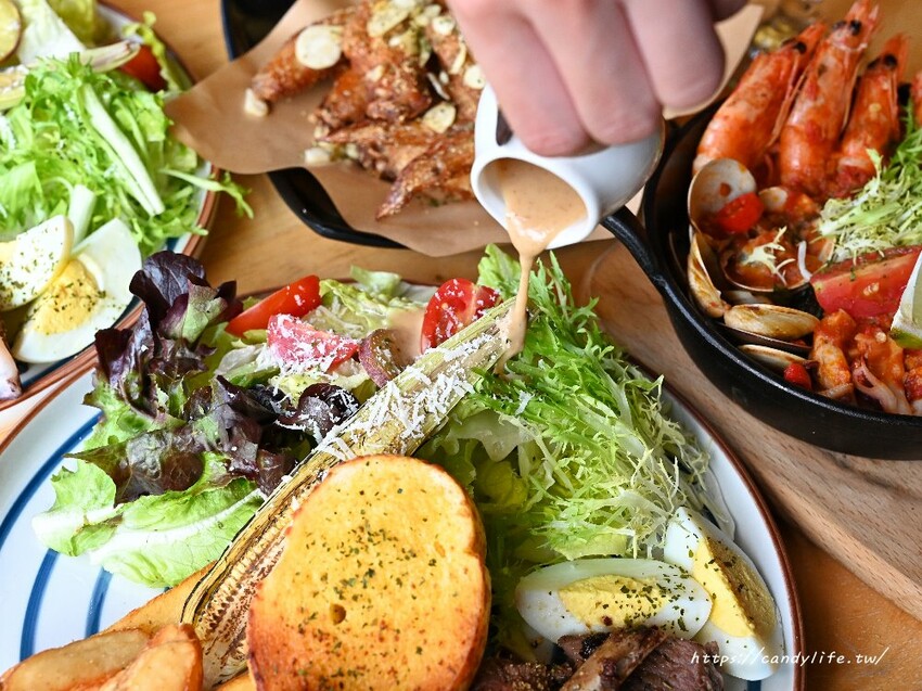 迷路&Elk｜結合早午餐的餐酒館，半夜也吃的到美味早午餐，價格平價，裝潢走網美風，台中求婚場地推薦～