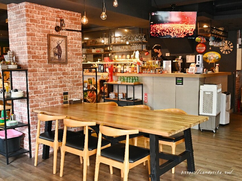 迷路&Elk｜結合早午餐的餐酒館，半夜也吃的到美味早午餐，價格平價，裝潢走網美風，台中求婚場地推薦～