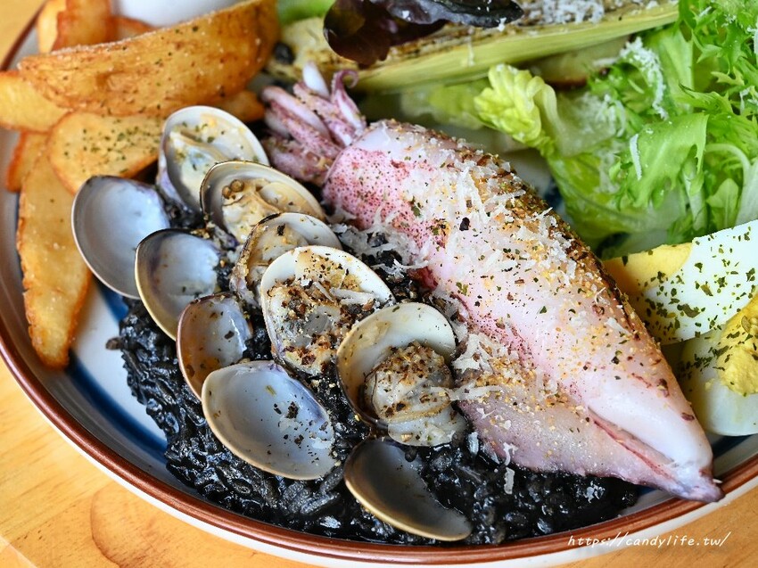 迷路&Elk｜結合早午餐的餐酒館，半夜也吃的到美味早午餐，價格平價，裝潢走網美風，台中求婚場地推薦～