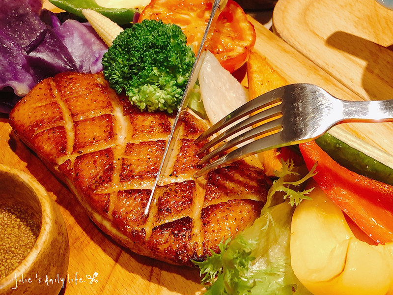 Gluten-Free Diet,Low GI,Low-Card Diet,MENU,Vegetarnian Dishes,World GYM天母店對面的高蛋白料理,低GI,低GI飲食,低溫烹調,健康料理,健身以後吃甚麼?,健身餐,士林,士林天母,天母,天母圓環,天母生活市集,減醣飲食,無奶,無糖,無麩質,無麩質料理,砧板原食料理,美食,腰果花,腰果花砧板原食料理,舒肥飲食,菜單,蔬食料理,養生料理 @跟著Julie一起走吧