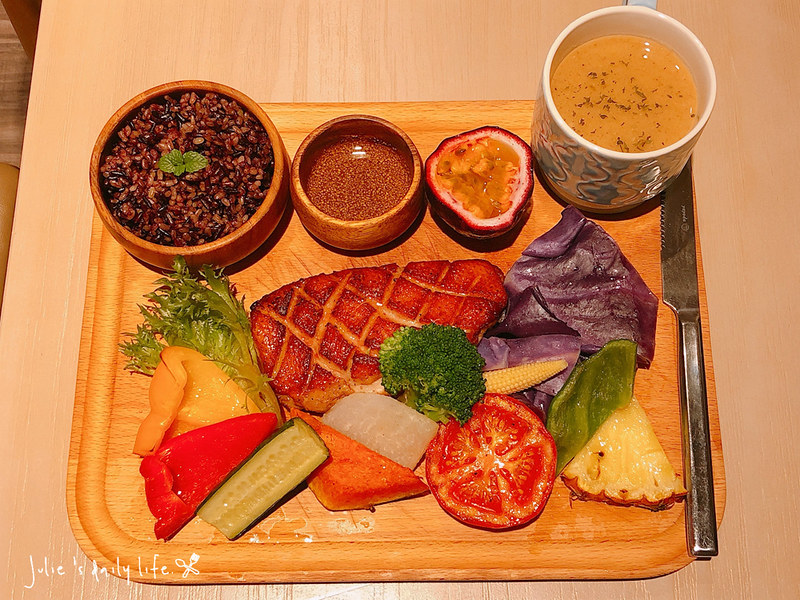 Gluten-Free Diet,Low GI,Low-Card Diet,MENU,Vegetarnian Dishes,World GYM天母店對面的高蛋白料理,低GI,低GI飲食,低溫烹調,健康料理,健身以後吃甚麼?,健身餐,士林,士林天母,天母,天母圓環,天母生活市集,減醣飲食,無奶,無糖,無麩質,無麩質料理,砧板原食料理,美食,腰果花,腰果花砧板原食料理,舒肥飲食,菜單,蔬食料理,養生料理 @跟著Julie一起走吧