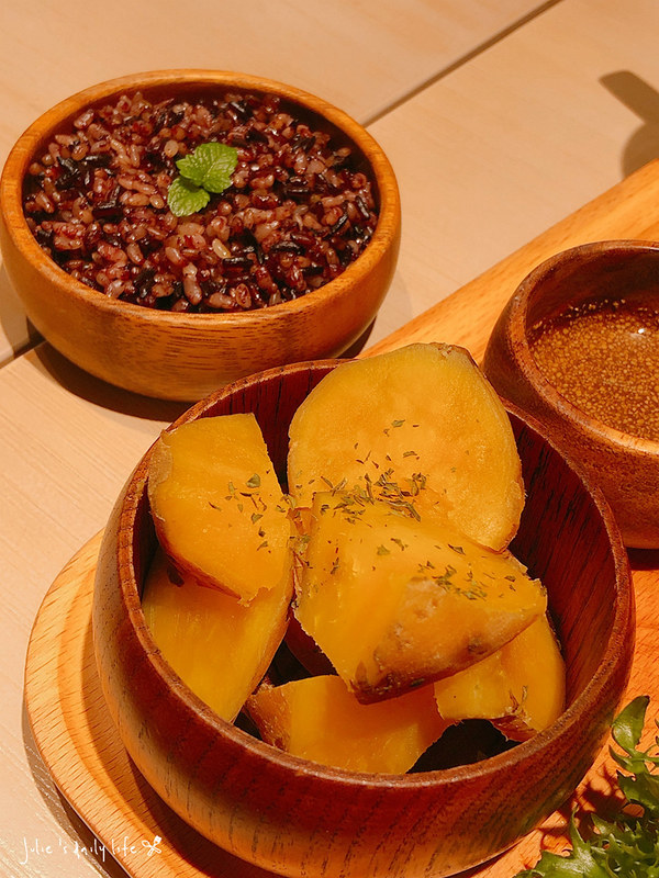 Gluten-Free Diet,Low GI,Low-Card Diet,MENU,Vegetarnian Dishes,World GYM天母店對面的高蛋白料理,低GI,低GI飲食,低溫烹調,健康料理,健身以後吃甚麼?,健身餐,士林,士林天母,天母,天母圓環,天母生活市集,減醣飲食,無奶,無糖,無麩質,無麩質料理,砧板原食料理,美食,腰果花,腰果花砧板原食料理,舒肥飲食,菜單,蔬食料理,養生料理 @跟著Julie一起走吧