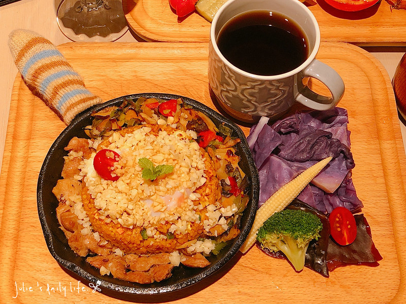 Gluten-Free Diet,Low GI,Low-Card Diet,MENU,Vegetarnian Dishes,World GYM天母店對面的高蛋白料理,低GI,低GI飲食,低溫烹調,健康料理,健身以後吃甚麼?,健身餐,士林,士林天母,天母,天母圓環,天母生活市集,減醣飲食,無奶,無糖,無麩質,無麩質料理,砧板原食料理,美食,腰果花,腰果花砧板原食料理,舒肥飲食,菜單,蔬食料理,養生料理 @跟著Julie一起走吧