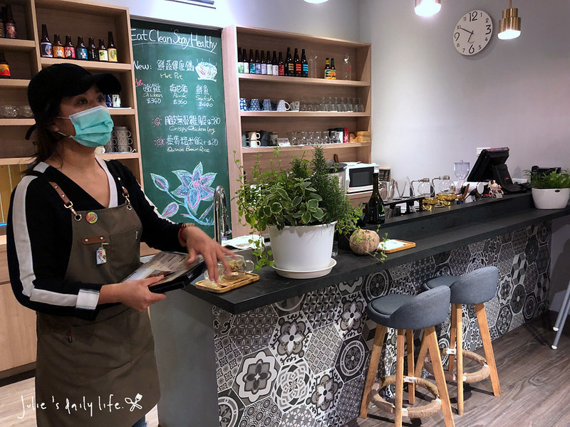 Gluten-Free Diet,Low GI,Low-Card Diet,MENU,Vegetarnian Dishes,World GYM天母店對面的高蛋白料理,低GI,低GI飲食,低溫烹調,健康料理,健身以後吃甚麼?,健身餐,士林,士林天母,天母,天母圓環,天母生活市集,減醣飲食,無奶,無糖,無麩質,無麩質料理,砧板原食料理,美食,腰果花,腰果花砧板原食料理,舒肥飲食,菜單,蔬食料理,養生料理 @跟著Julie一起走吧