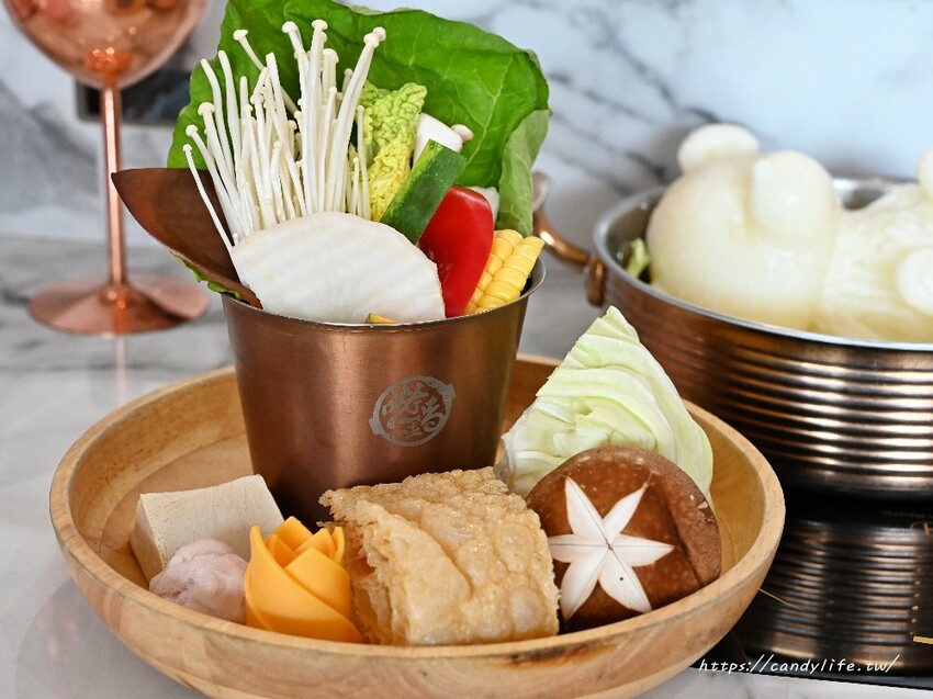 咾鍋|台中深夜火鍋推薦,營業至凌晨兩點,夢幻粉紅色裝潢,超浮誇化妝品甜點,還有免費美金拿~