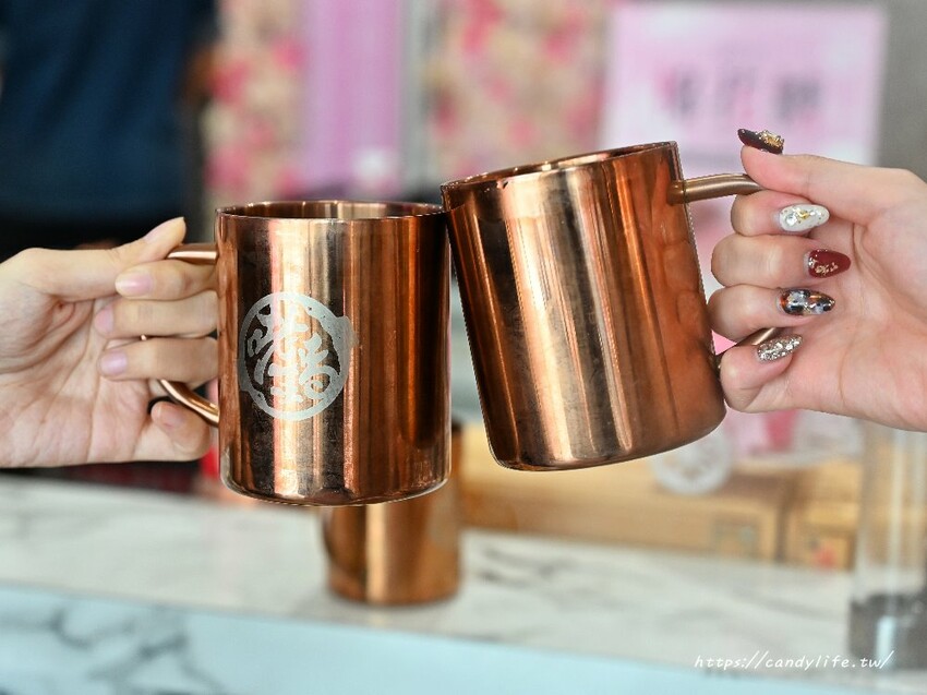 咾鍋|台中深夜火鍋推薦,營業至凌晨兩點,夢幻粉紅色裝潢,超浮誇化妝品甜點,還有免費美金拿~