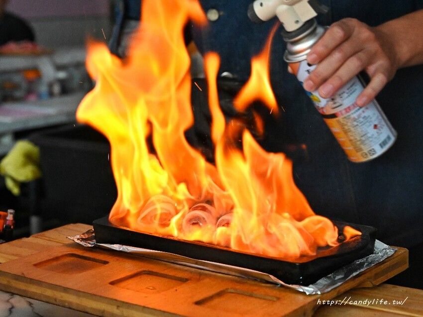 咾鍋|台中深夜火鍋推薦,營業至凌晨兩點,夢幻粉紅色裝潢,超浮誇化妝品甜點,還有免費美金拿~