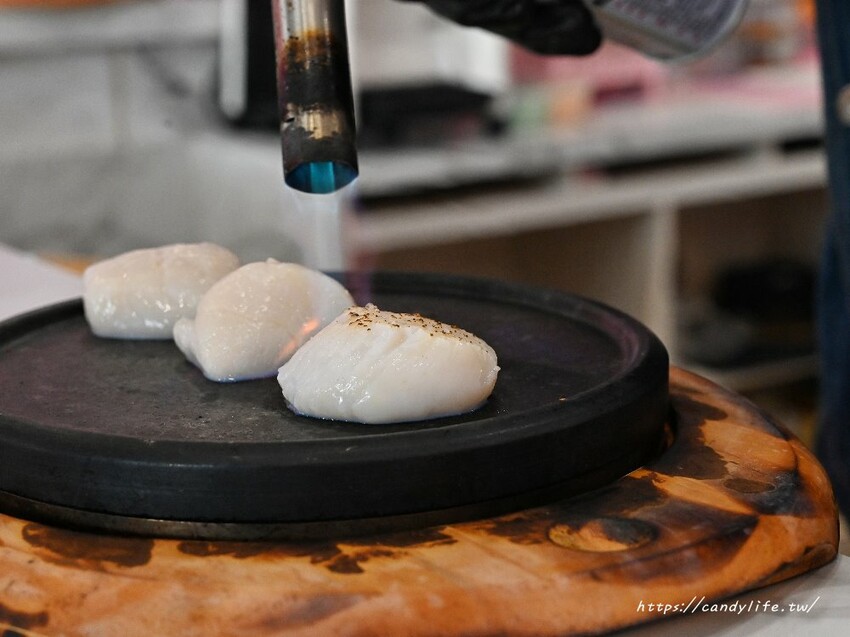 咾鍋|台中深夜火鍋推薦,營業至凌晨兩點,夢幻粉紅色裝潢,超浮誇化妝品甜點,還有免費美金拿~