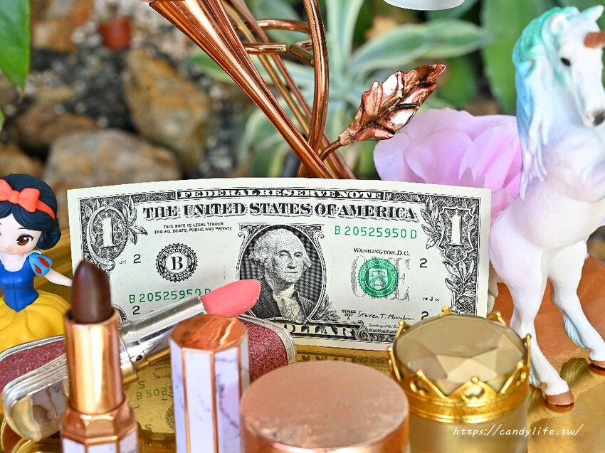 咾鍋|台中深夜火鍋推薦,營業至凌晨兩點,夢幻粉紅色裝潢,超浮誇化妝品甜點,還有免費美金拿~