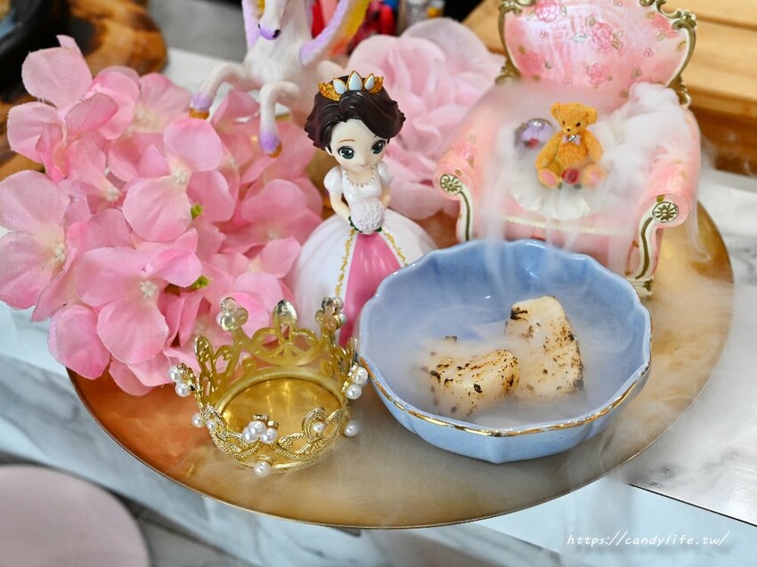 咾鍋|台中深夜火鍋推薦,營業至凌晨兩點,夢幻粉紅色裝潢,超浮誇化妝品甜點,還有免費美金拿~