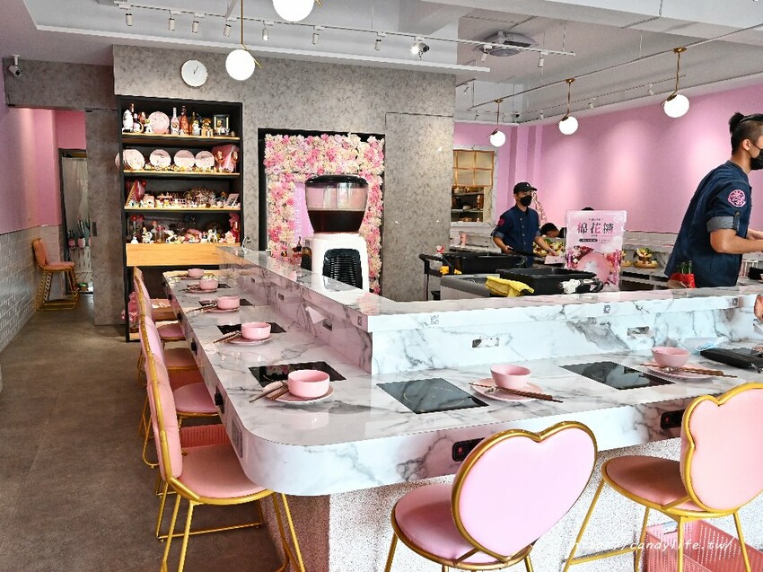 咾鍋|台中深夜火鍋推薦,營業至凌晨兩點,夢幻粉紅色裝潢,超浮誇化妝品甜點,還有免費美金拿~