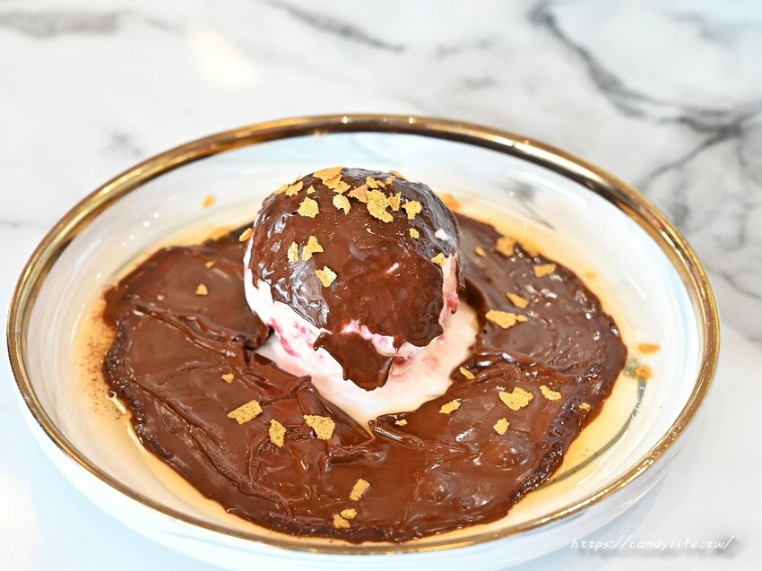 咾鍋|台中深夜火鍋推薦,營業至凌晨兩點,夢幻粉紅色裝潢,超浮誇化妝品甜點,還有免費美金拿~