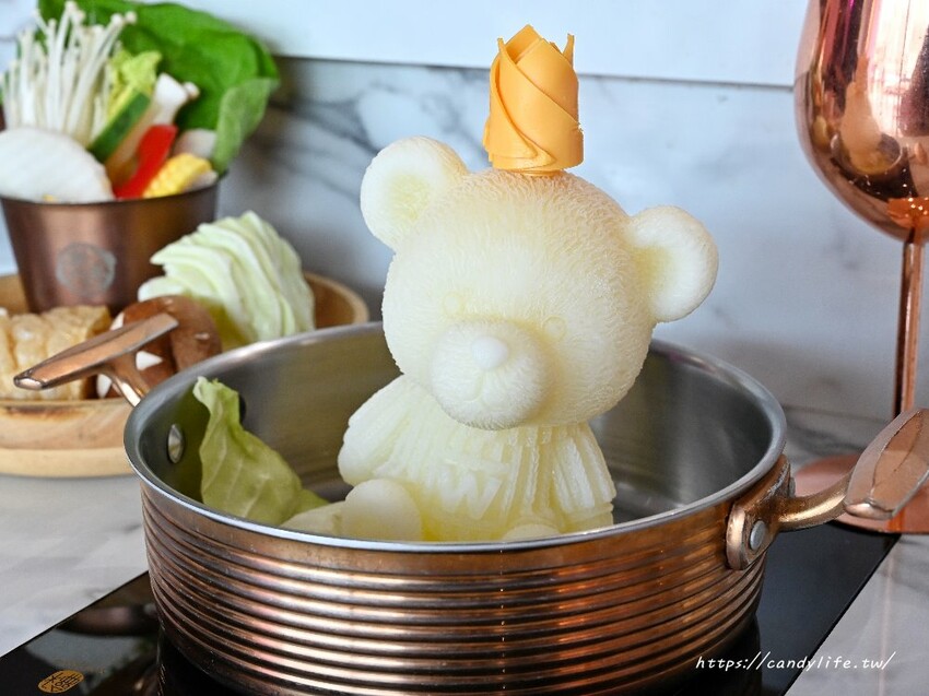 咾鍋|台中深夜火鍋推薦,營業至凌晨兩點,夢幻粉紅色裝潢,超浮誇化妝品甜點,還有免費美金拿~