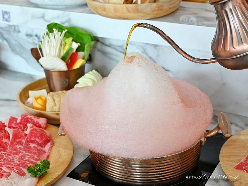 咾鍋|台中深夜火鍋推薦,營業至凌晨兩點,夢幻粉紅色裝潢,超浮誇化妝品甜點,還有免費美金拿~