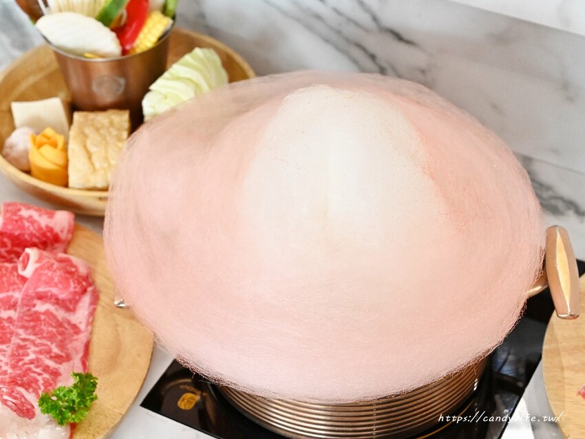 咾鍋|台中深夜火鍋推薦,營業至凌晨兩點,夢幻粉紅色裝潢,超浮誇化妝品甜點,還有免費美金拿~