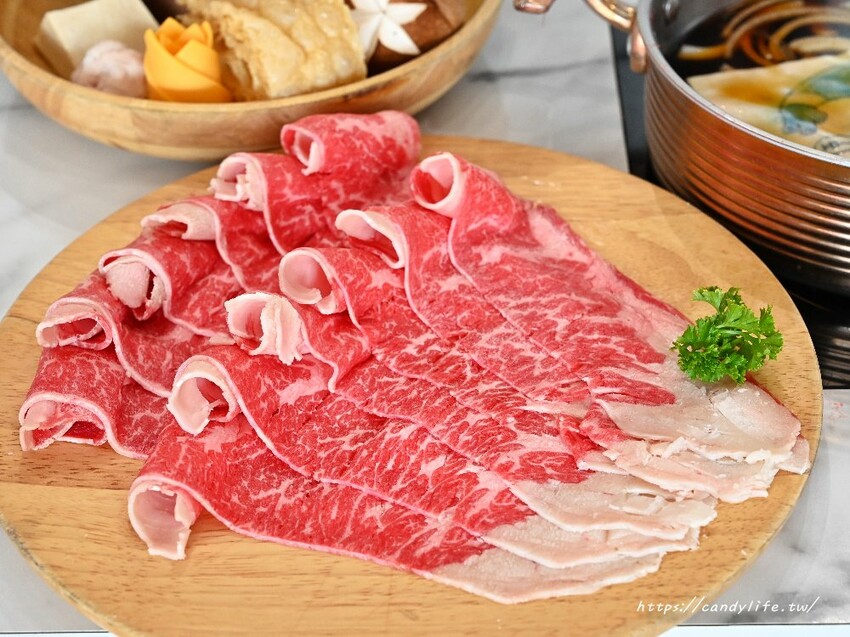 咾鍋|台中深夜火鍋推薦,營業至凌晨兩點,夢幻粉紅色裝潢,超浮誇化妝品甜點,還有免費美金拿~