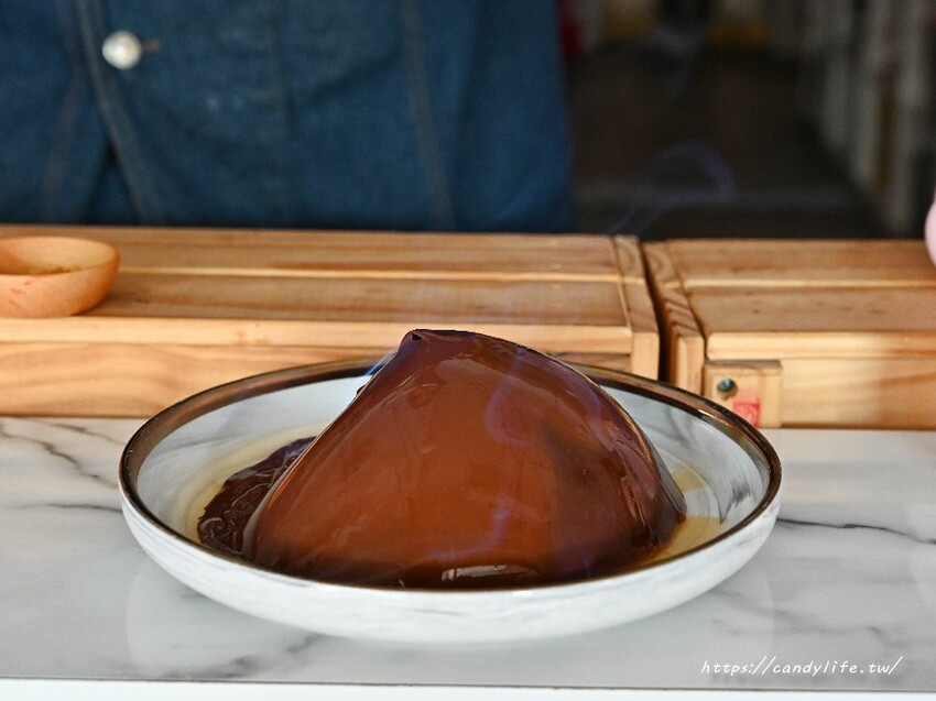 咾鍋|台中深夜火鍋推薦,營業至凌晨兩點,夢幻粉紅色裝潢,超浮誇化妝品甜點,還有免費美金拿~