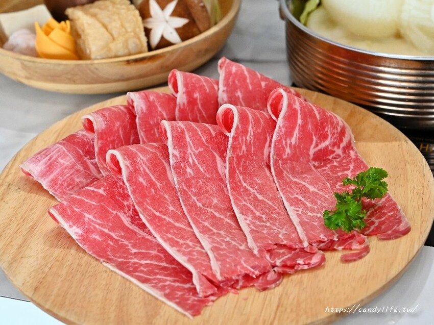 咾鍋|台中深夜火鍋推薦,營業至凌晨兩點,夢幻粉紅色裝潢,超浮誇化妝品甜點,還有免費美金拿~