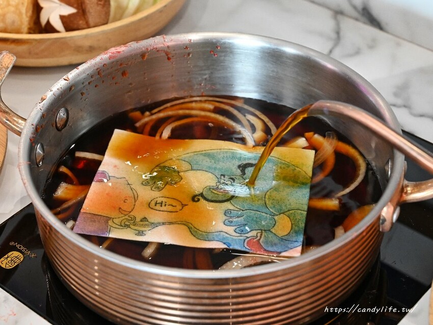 咾鍋|台中深夜火鍋推薦,營業至凌晨兩點,夢幻粉紅色裝潢,超浮誇化妝品甜點,還有免費美金拿~