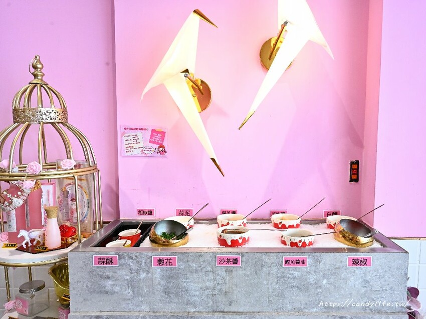 咾鍋|台中深夜火鍋推薦,營業至凌晨兩點,夢幻粉紅色裝潢,超浮誇化妝品甜點,還有免費美金拿~