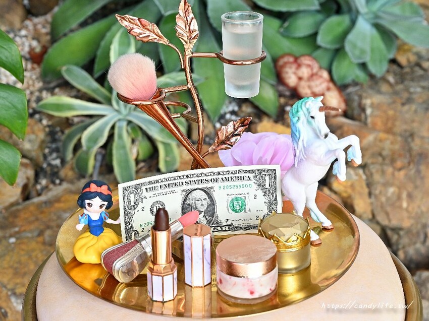 咾鍋|台中深夜火鍋推薦,營業至凌晨兩點,夢幻粉紅色裝潢,超浮誇化妝品甜點,還有免費美金拿~