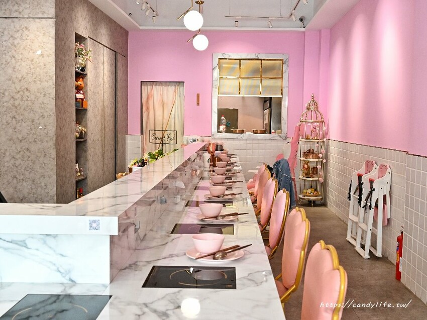 咾鍋|台中深夜火鍋推薦,營業至凌晨兩點,夢幻粉紅色裝潢,超浮誇化妝品甜點,還有免費美金拿~