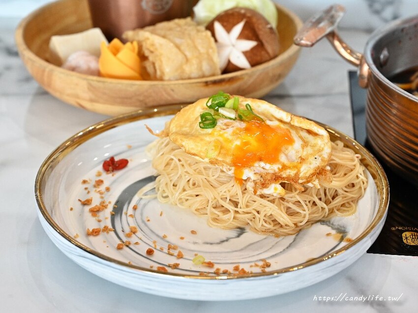 咾鍋|台中深夜火鍋推薦,營業至凌晨兩點,夢幻粉紅色裝潢,超浮誇化妝品甜點,還有免費美金拿~