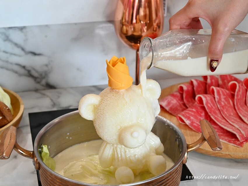 咾鍋|台中深夜火鍋推薦,營業至凌晨兩點,夢幻粉紅色裝潢,超浮誇化妝品甜點,還有免費美金拿~