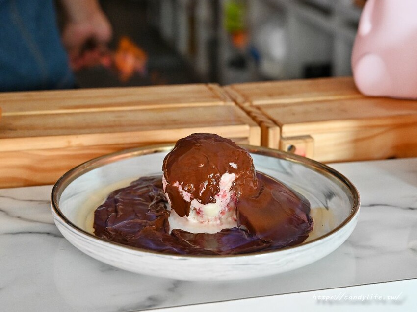 咾鍋|台中深夜火鍋推薦,營業至凌晨兩點,夢幻粉紅色裝潢,超浮誇化妝品甜點,還有免費美金拿~