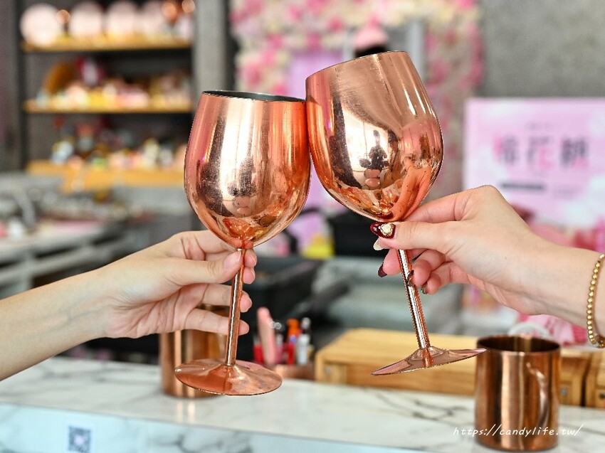 咾鍋|台中深夜火鍋推薦,營業至凌晨兩點,夢幻粉紅色裝潢,超浮誇化妝品甜點,還有免費美金拿~