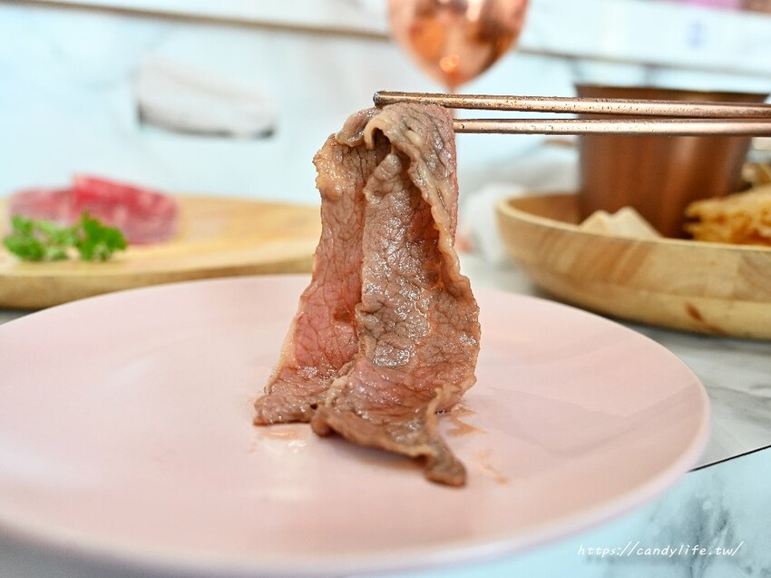 咾鍋|台中深夜火鍋推薦,營業至凌晨兩點,夢幻粉紅色裝潢,超浮誇化妝品甜點,還有免費美金拿~