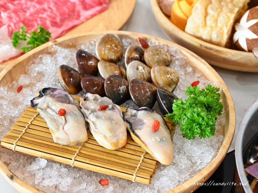 咾鍋|台中深夜火鍋推薦,營業至凌晨兩點,夢幻粉紅色裝潢,超浮誇化妝品甜點,還有免費美金拿~